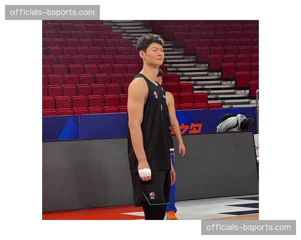 上海王哲林脚部受伤休战一周 内线轮换面临临时调整